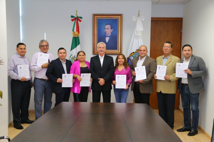 Entregan nombramientos a titulares de las unidades del Congreso