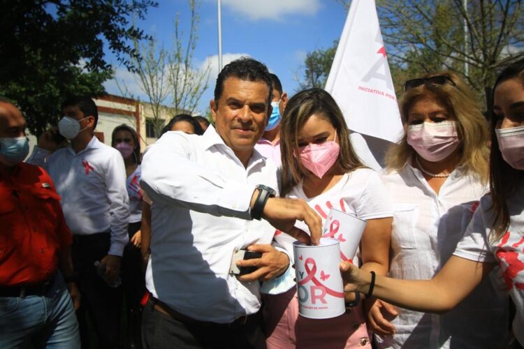 Apoya Lalo Gattás campaña de boteo Luz y Amor del DIF