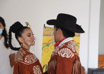 Presentan Cuarenta y Arte