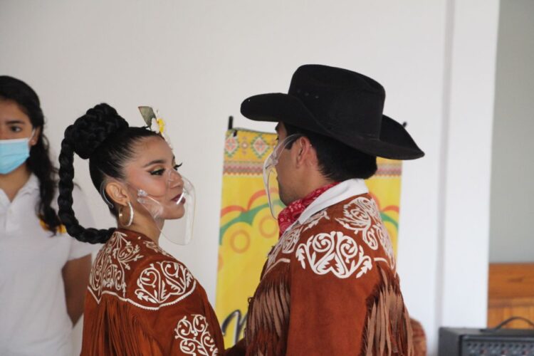 Presentan Cuarenta y Arte