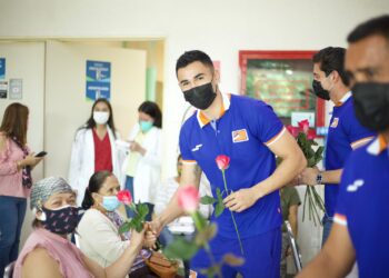 Correcaminos convive con pacientes del Centro Oncológico