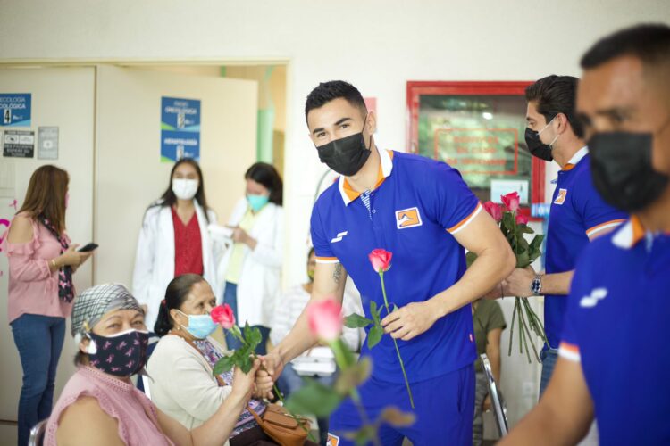 Correcaminos convive con pacientes del Centro Oncológico