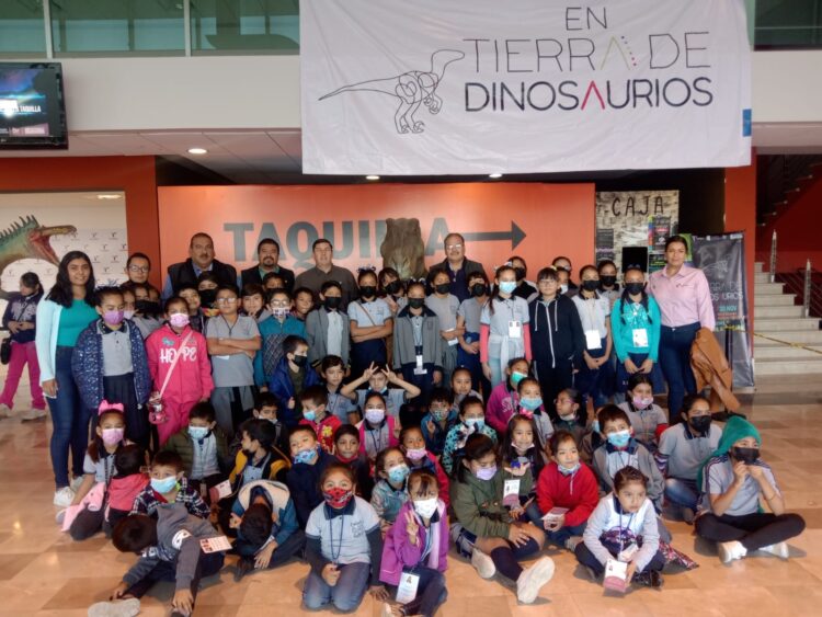 Lleva Diputado Pepe Braña alumnos a conocer «Tierra de Dinosaurios»