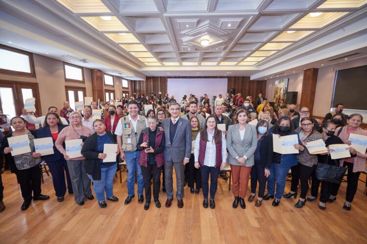 Se hace justicia; entrega gobernador adeudos a familiares de trabajadores de Educación