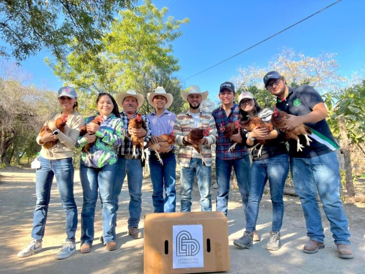 ”Latiendo por Tamaulipas” entrega 800 gallinas de postura a familias del Ejido La Libertad