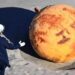 Encuentran misteriosa bola metálica en Japón