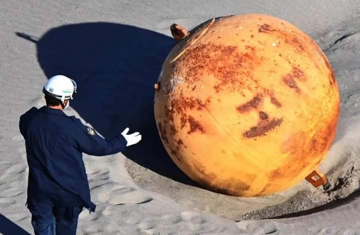 Encuentran misteriosa bola metálica en Japón