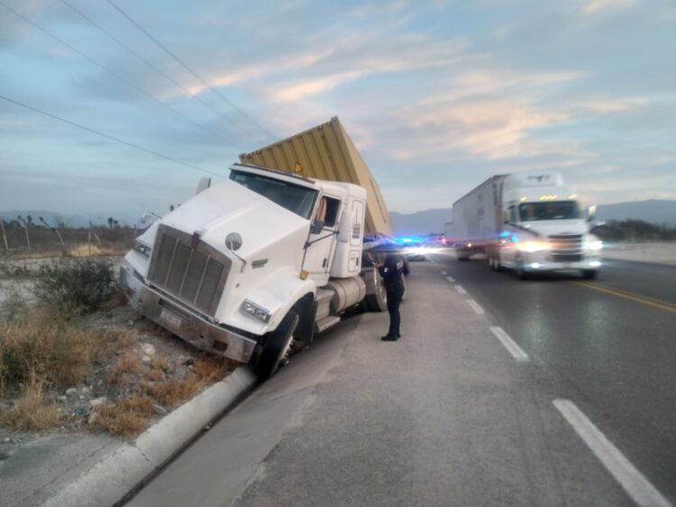 Guardia Estatal auxilia a tráiler volcado sobre la Carretera Federal 101
