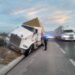 Guardia Estatal auxilia a tráiler volcado sobre la Carretera Federal 101