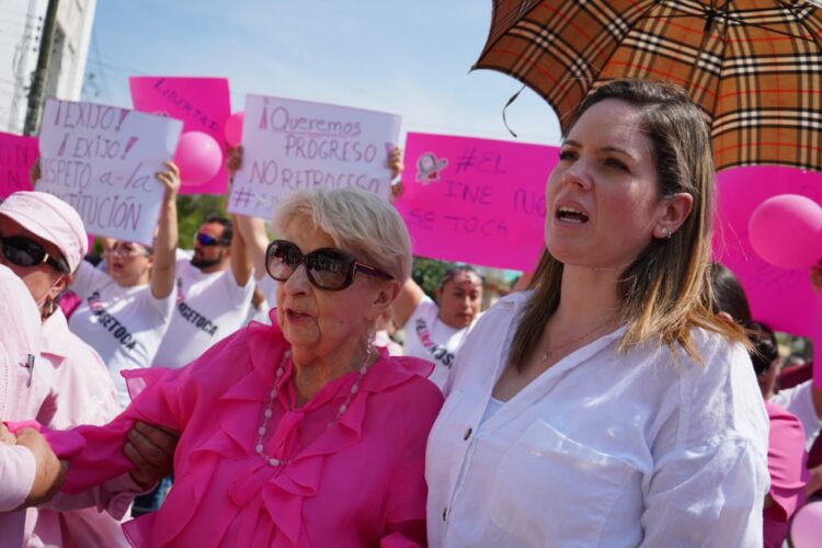Participa Ale Cárdenas en protesta contra el Plan B