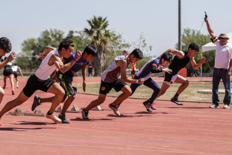 Se preparan atletas para competencias nacionales de atletismo y taekwondo