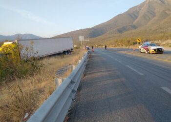 Atiende Guardia Estatal volcadura de tráiler en Jiménez