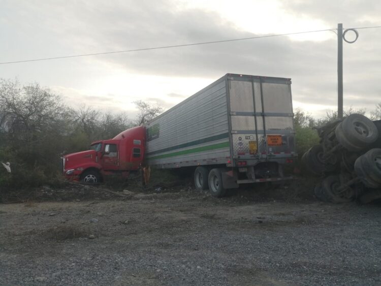 Tráiler derrapa debido a pavimento mojado en Jaumave