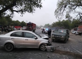 Atienden choque entre dos vehículos en Carretera Federal 85