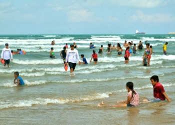 Ofrecen transporte gratis a la playa