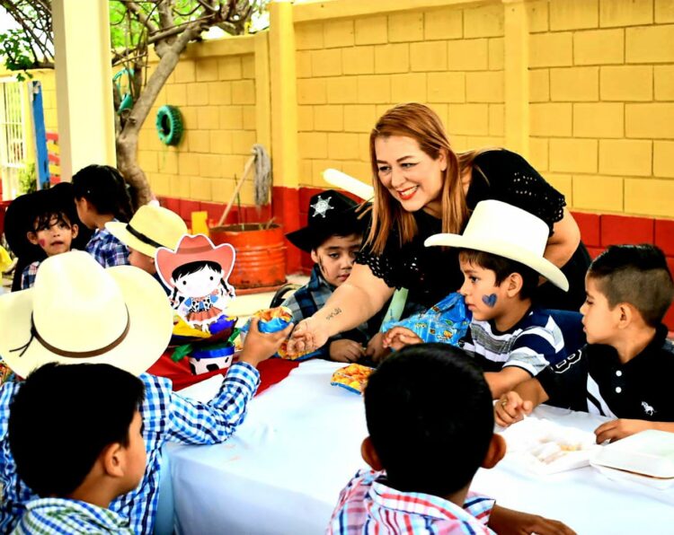 Convive Any Saldaña con niñas y niños de nivel primaria