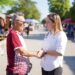 Escucha Ale Cárdenas a comerciantes y visitantes del tianguis de la estación