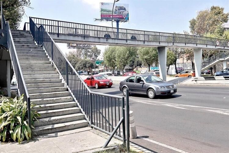 Puentes peatonales han quedado obsoletos