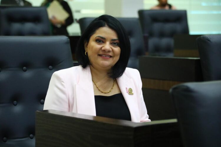 Presenta Úrsula Salazar reformas para regular y sancionar inasistencia de Diputados