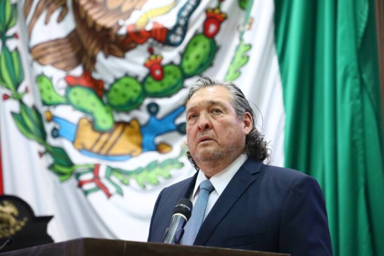 Propone Gustavo Cárdenas engomado de matricula portado en casco de motociclistas