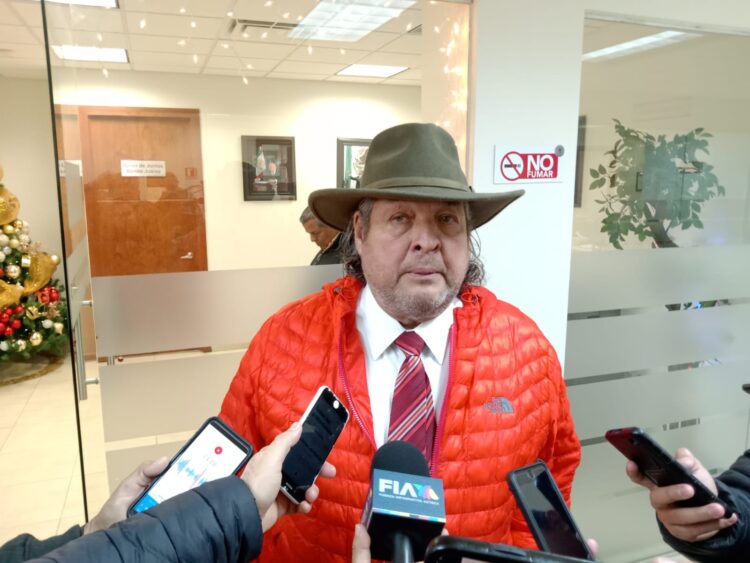 Diputado Gustavo Cárdenas, con los Fosfo Fosfo bien puestos