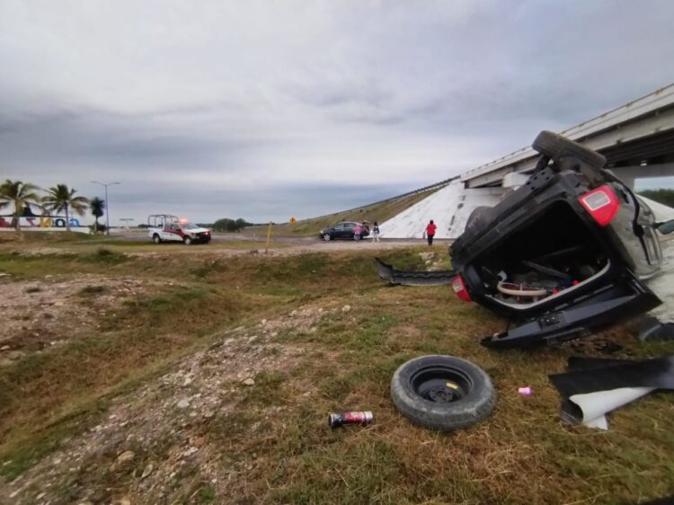 Guardia Estatal auxilia a lesionados de volcadura en González