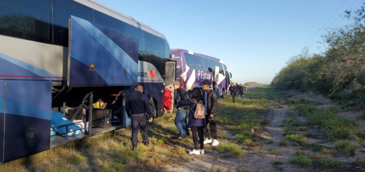 Atienden choque entre automóvil y autobús