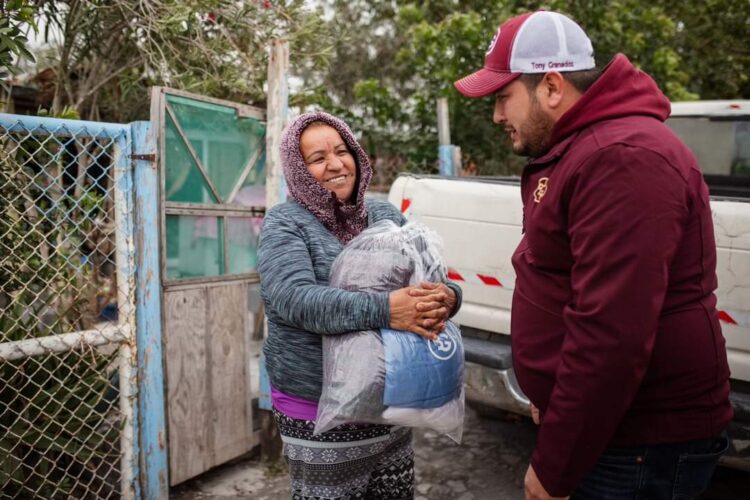 Beto Granados Entrega Cobijas a Familias Vulnerables en Matamoros