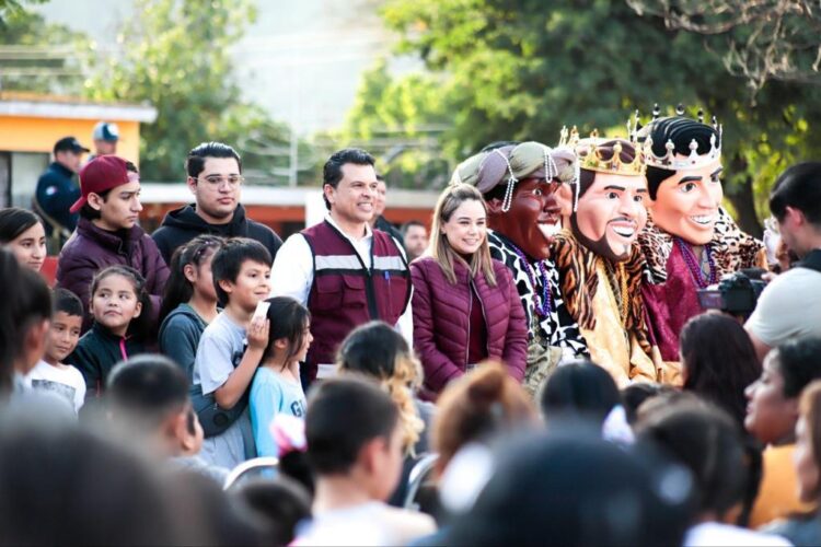 Festejan Lucy y Lalo Día de Reyes con líderes y sus familias