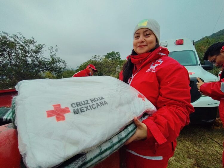 Entrega Cruz Roja Mexicana cobijas y alimentos calientes a familias de Tamaulipas