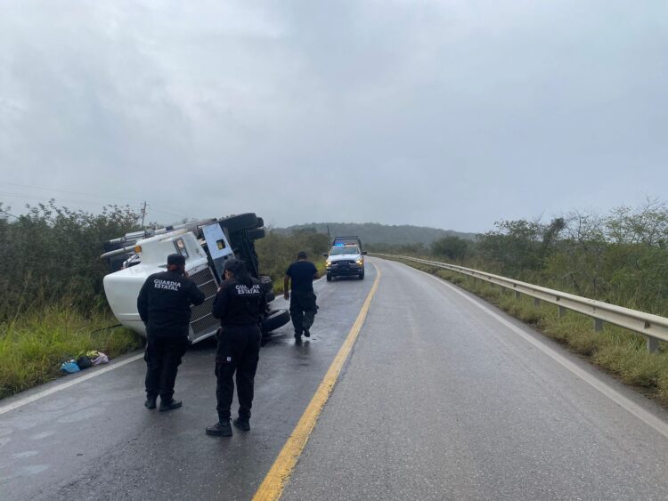 Vuelca tractocamión en Aldama