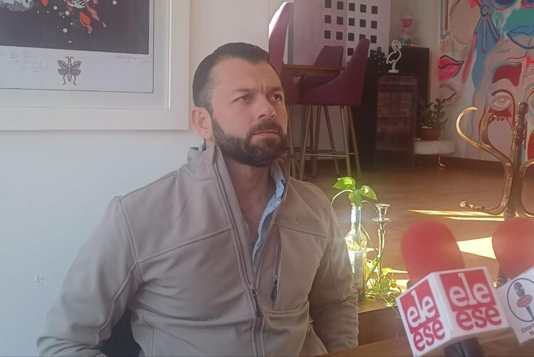 Por el distrito 15, Poncho Méndez levanta la mano