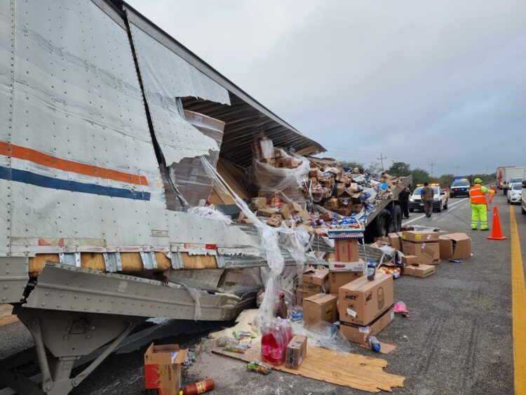 Choque entre dos tráiler registra solo daños materiales