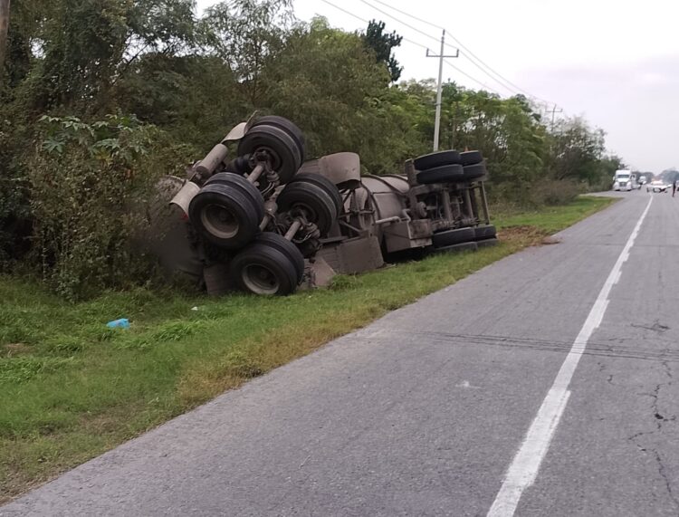 Atiende Guardia Estatal desprendimiento de pipa y derrame de combustible