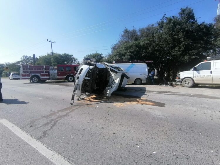 Guardia Estatal atiende volcadura registrada en la carretera federal 85 a la altura del ejido Laborcitas