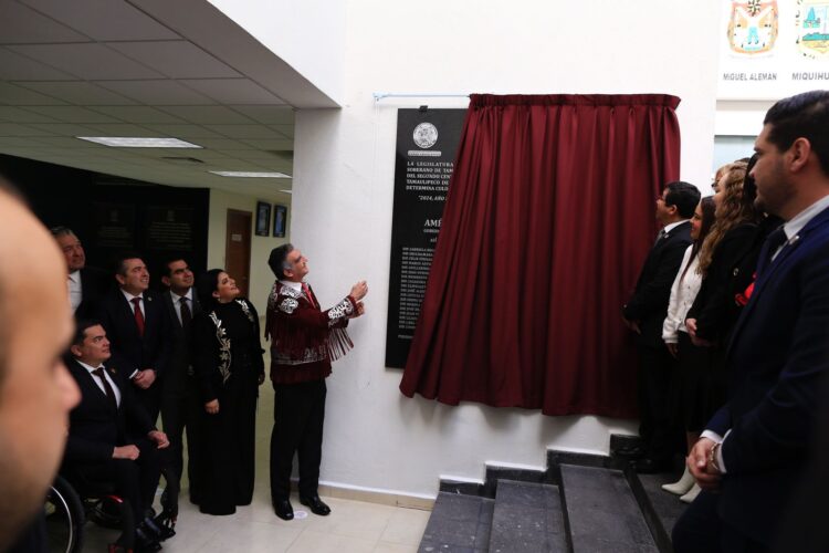 Devela gobernador placa conmemorativa del Bicentenario del Congreso de Tamaulipas