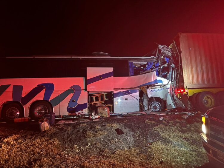 Pierde la vida en choque de autobús contra un tráiler