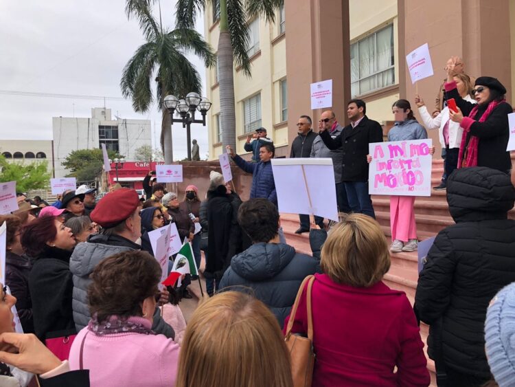 Marchan en Victoria en defensa de la democracia