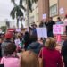 Marchan en Victoria en defensa de la democracia
