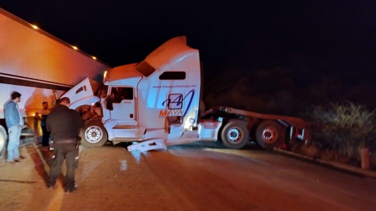 Derrapa tráiler y bloquea carretera a Jaumave