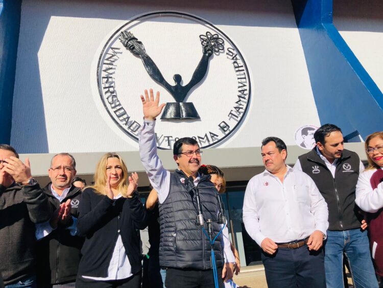 Con la mano arriba, busca Dámaso Anaya servir a la UAT