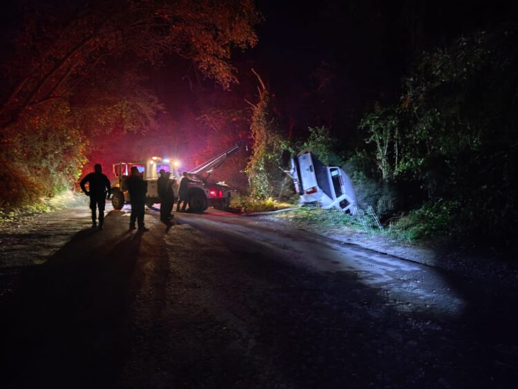 Vuelca camioneta en la Tula-Ocampo