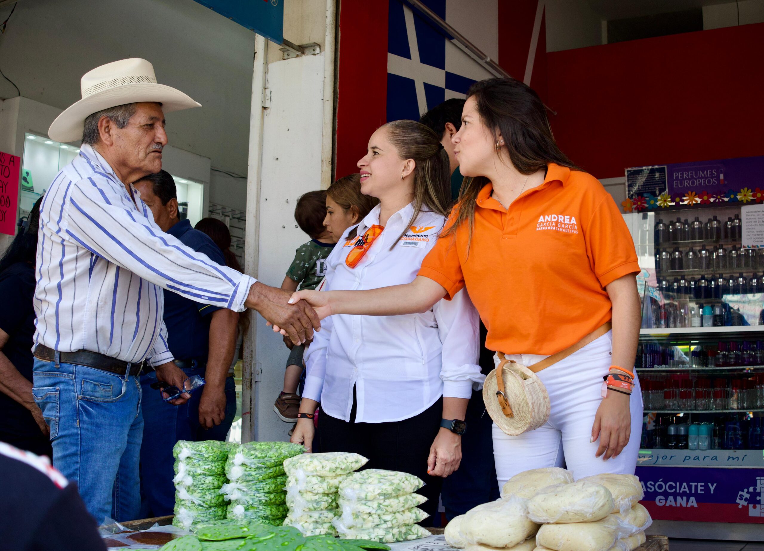 Andrea García recorre mercado Argüelles de Víctoria