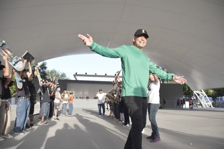Geño Hernández con los jóvenes rumbo al Senado