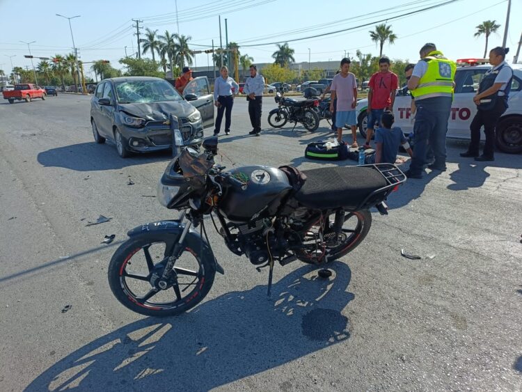 Se vuela el semáforo y es impactado por automóvil
