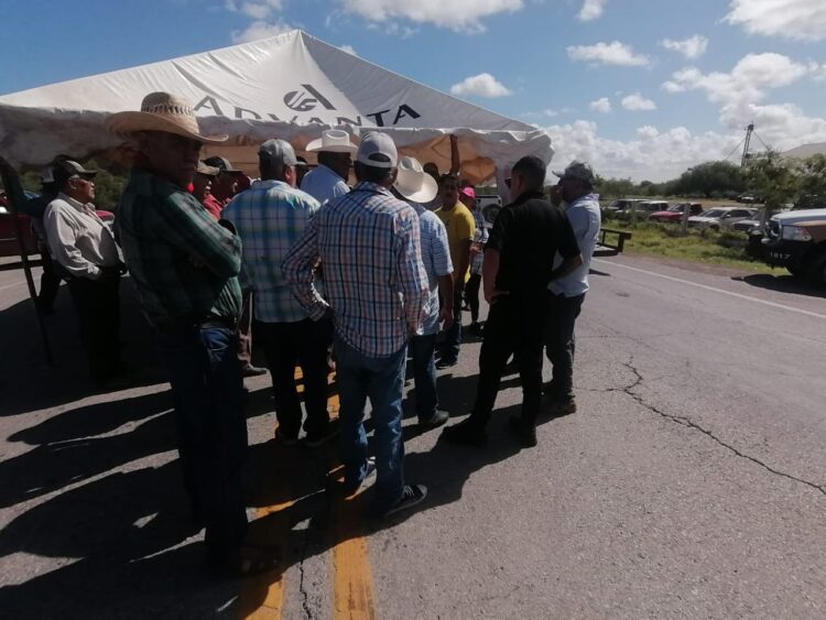 Agricultores bloquean Carretera Victoria-Matamoros