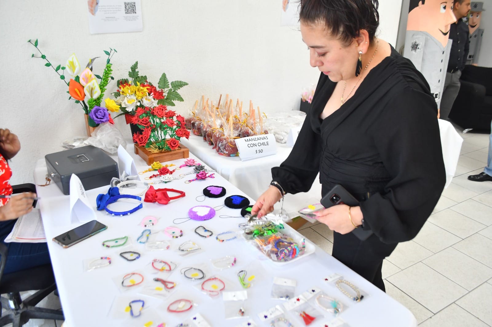 Contribuye SSPT a la reinserción social de mujeres privadas de la libertad mediante venta de productos que elaboran