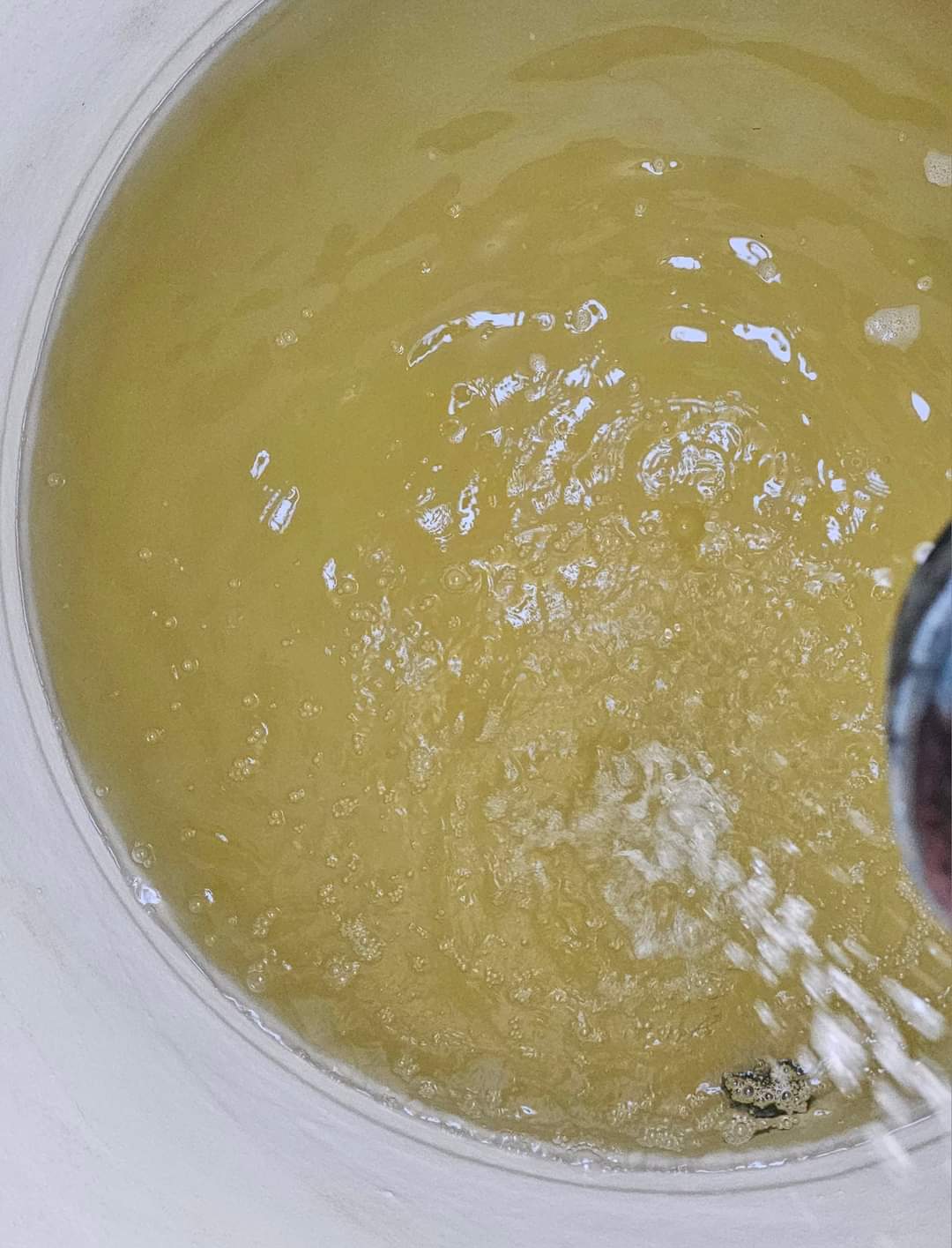 Agua con olor a pescado y cara: Ángel Covarrubias
