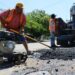 Con material reciclado y de manera preventiva reparan baches en Victoria