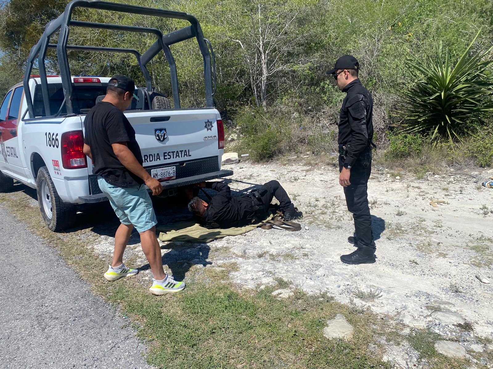 Guardia Estatal brinda apoyo a automovilistas en su tránsito por Tamaulipas